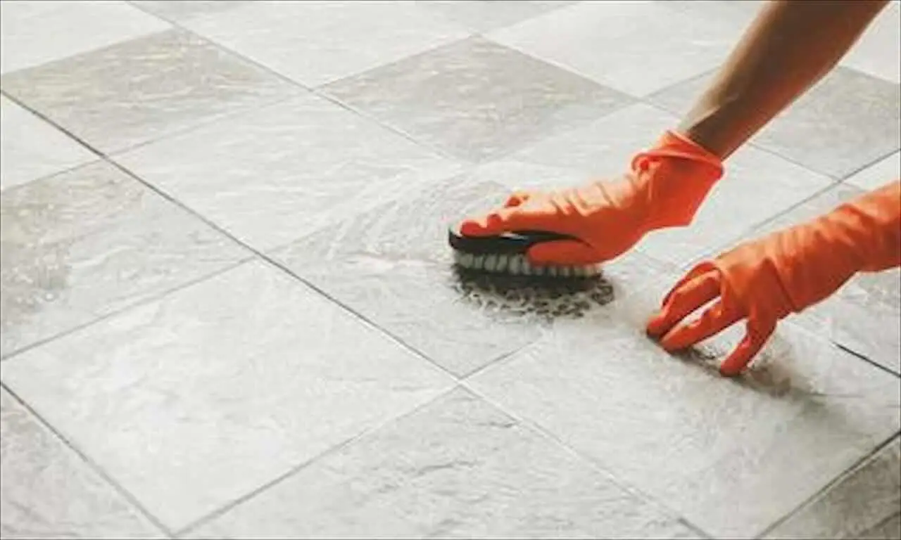 La guida definitiva per pulire le fughe dei pavimenti senza usare prodotti costosi La guida definitiva per pulire le fughe dei pavimenti senza usare prodotti costosi