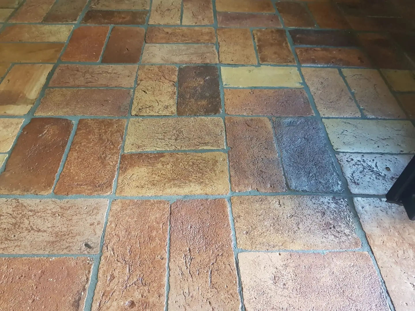 La guida definitiva per pulire le fughe dei pavimenti senza usare prodotti costosi La guida definitiva per pulire le fughe dei pavimenti senza usare prodotti costosi