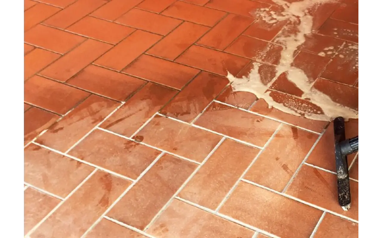 La guida definitiva per pulire le fughe dei pavimenti senza usare prodotti costosi La guida definitiva per pulire le fughe dei pavimenti senza usare prodotti costosi