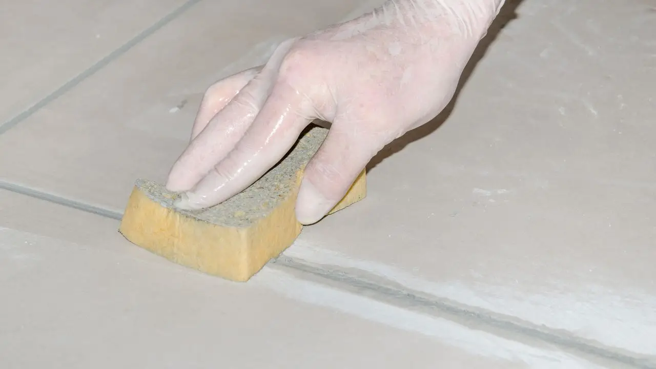 La guida definitiva per pulire le fughe dei pavimenti senza usare prodotti costosi La guida definitiva per pulire le fughe dei pavimenti senza usare prodotti costosi
