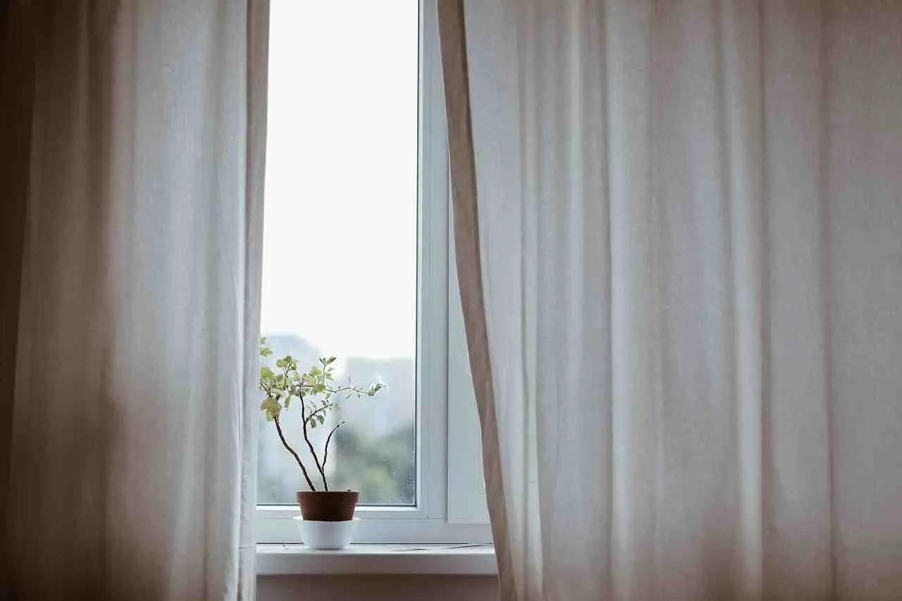 Come scegliere le tende giuste per migliorare la luce naturale in casa tua Come scegliere le tende giuste per migliorare la luce naturale in casa tua