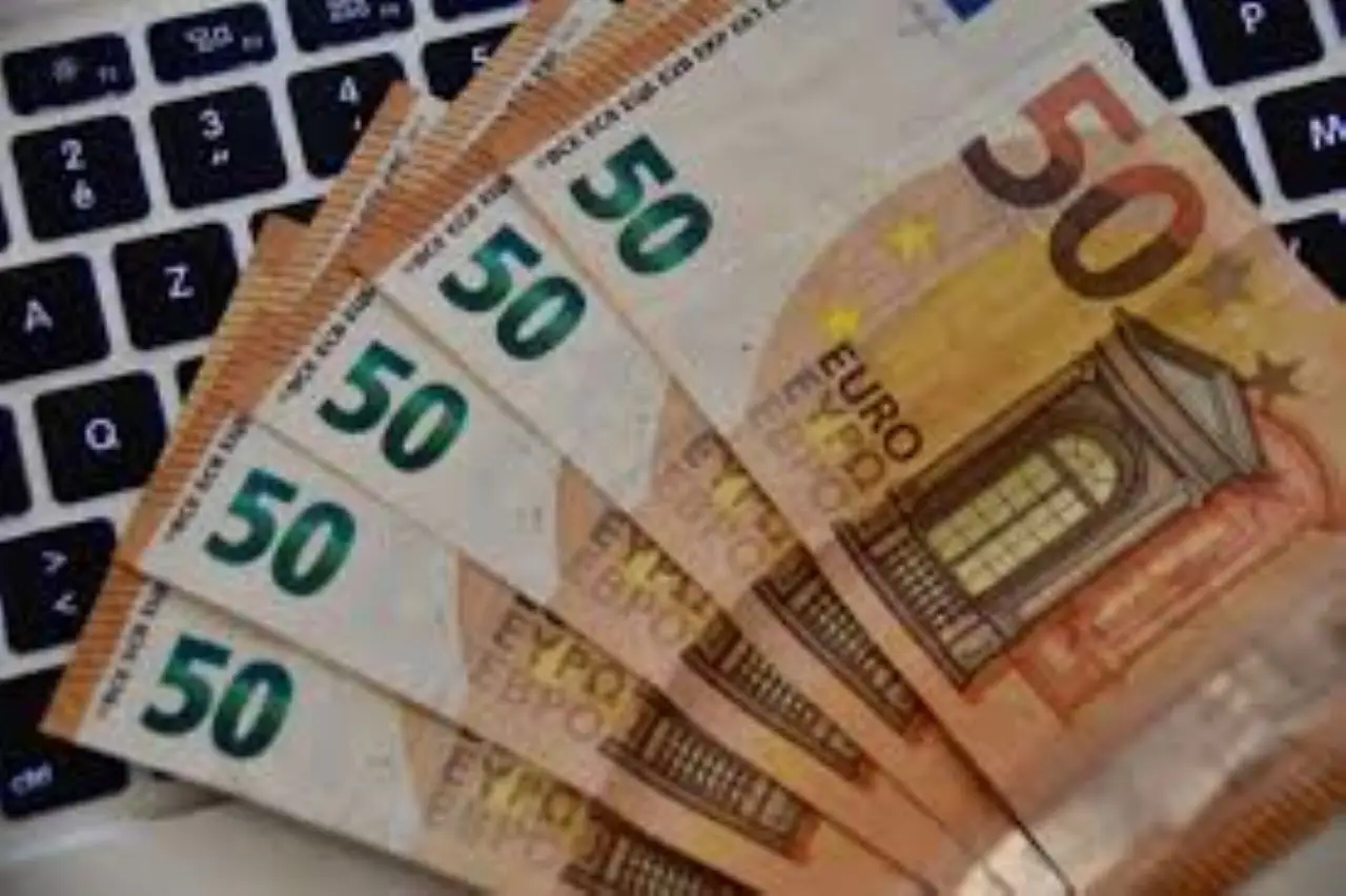Hai più di 10.000 euro sul conto? Ecco cosa devi fare subito Hai più di 10.000 euro sul conto? Ecco cosa devi fare subito