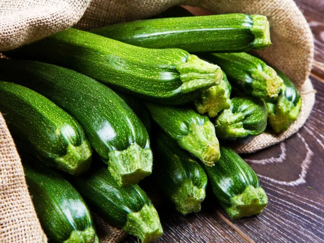 Non trascurare questo semplice gesto: fa la differenza nella crescita delle zucchine Non trascurare questo semplice gesto: fa la differenza nella crescita delle zucchine