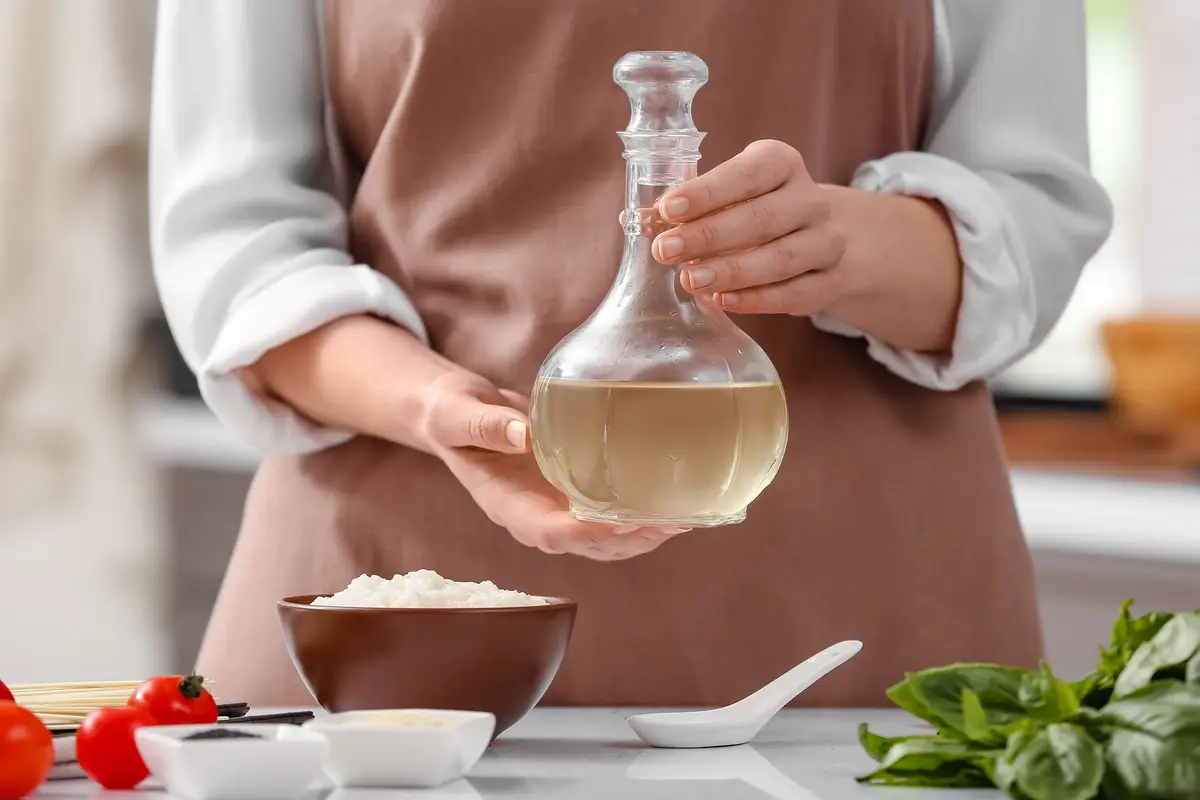 Come usare l'aceto bianco in lavatrice: trucchi, benefici e miti da sfatare Come usare l'aceto bianco in lavatrice: trucchi, benefici e miti da sfatare