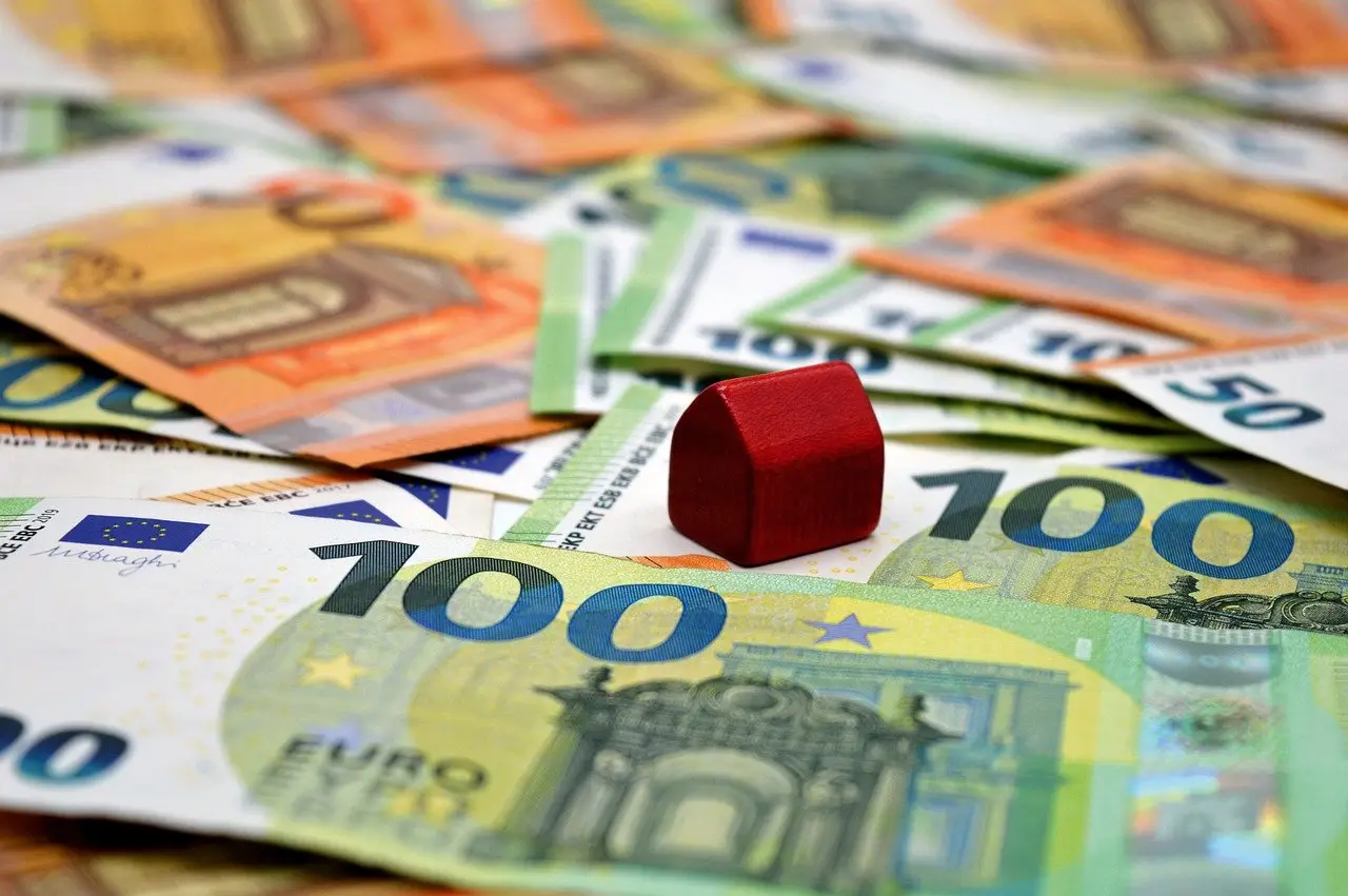 Investire 1000 euro in estate: ecco le 3 opzioni più interessanti Investire 1000 euro in estate: ecco le 3 opzioni più interessanti