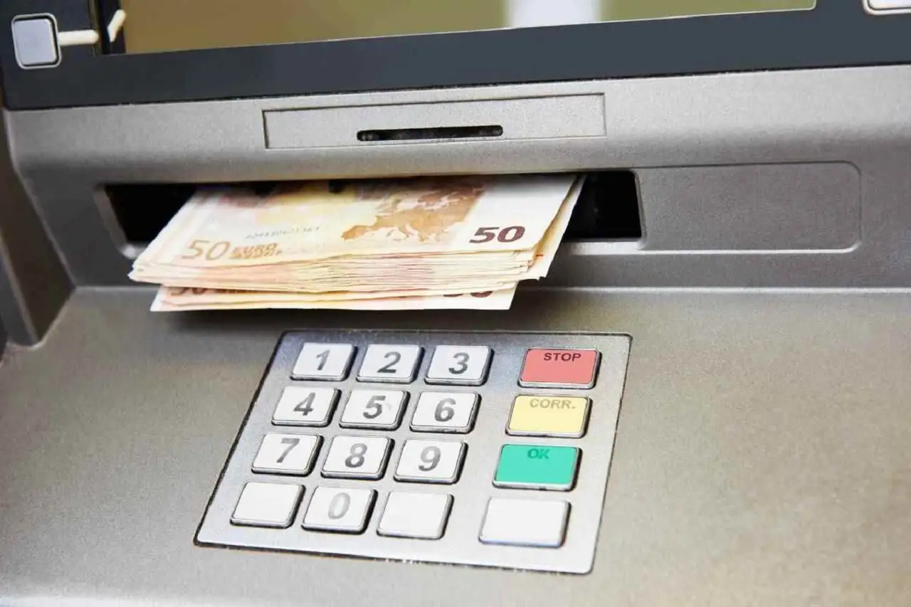 Hai più di 10.000 euro in banca? Ecco quando scatta il controllo automatico Hai più di 10.000 euro in banca? Ecco quando scatta il controllo automatico