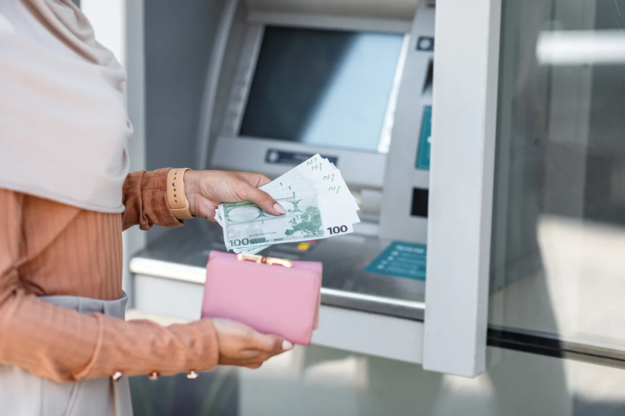 Contanti e carta di identità: cosa succede davvero dal nuovo limite prelievi ATM Contanti e carta di identità: cosa succede davvero dal nuovo limite prelievi ATM