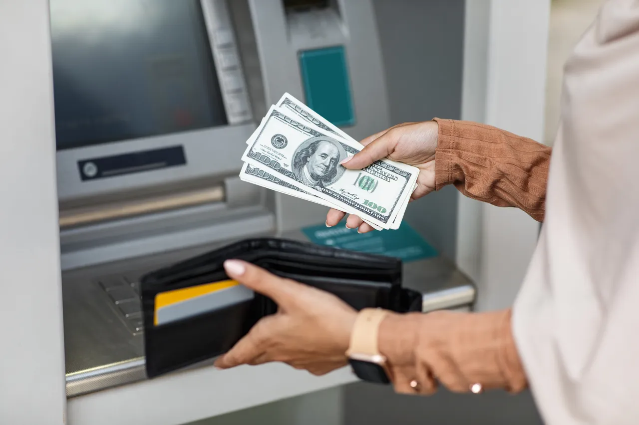 Contanti e carta di identità: cosa succede davvero dal nuovo limite prelievi ATM Contanti e carta di identità: cosa succede davvero dal nuovo limite prelievi ATM
